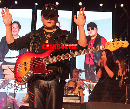 “Том Жагаа” гитартаа хайртай 