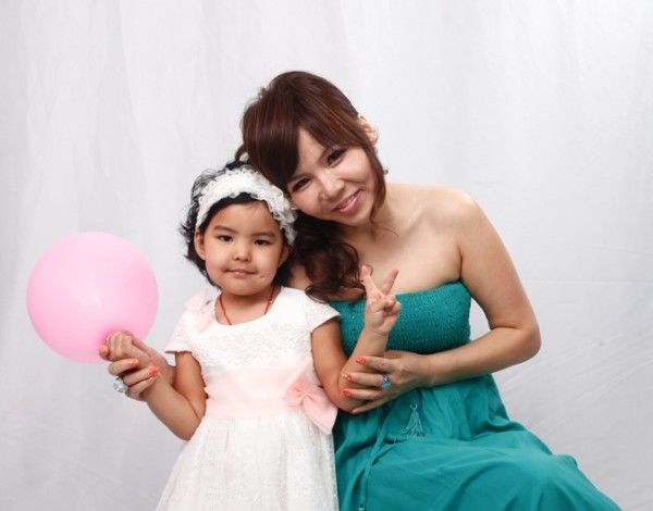  Поп дивагийн дуучин охин