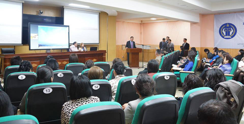 Шүүгчид онлайнаар номын дуу сонсож байна