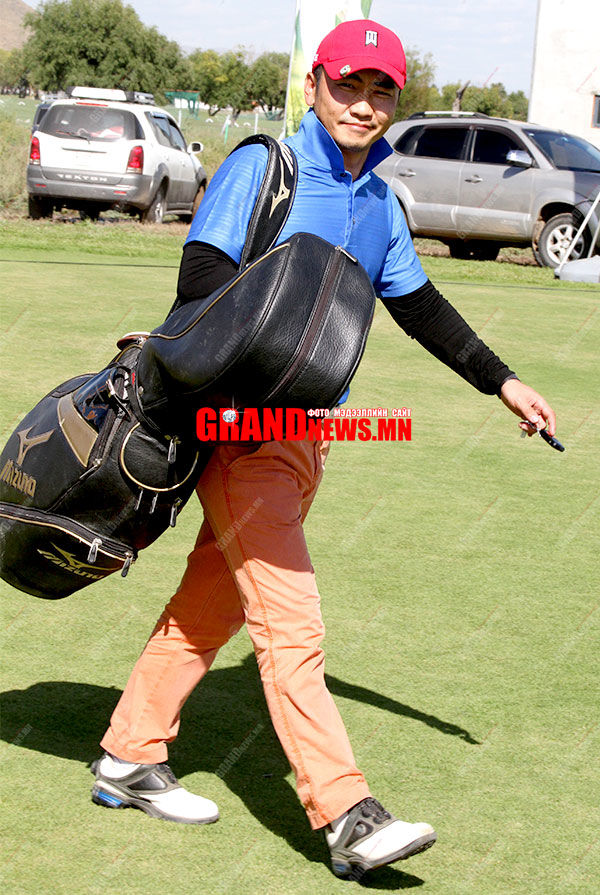 Гольфчин Хаянаа Азид хүч үзнэ