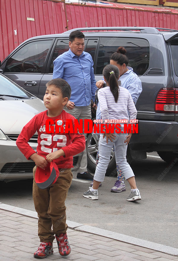 Жүжигчин Г.Эрхэмбаярын гэр бүл “папараци”-д