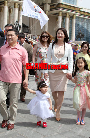 Ерөнхий сайдын охин хөлд оржээ