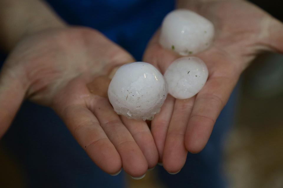 Бейсболын бөмбөг шиг мөндөр оржээ