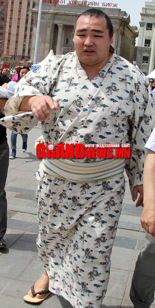 Отгон аварга хүүхдүүдтэй