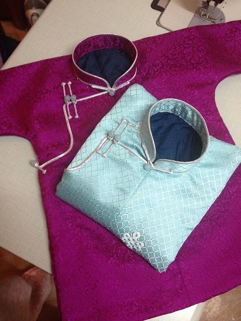 Монгол дээлийг кимоногийн торгоор урлажээ