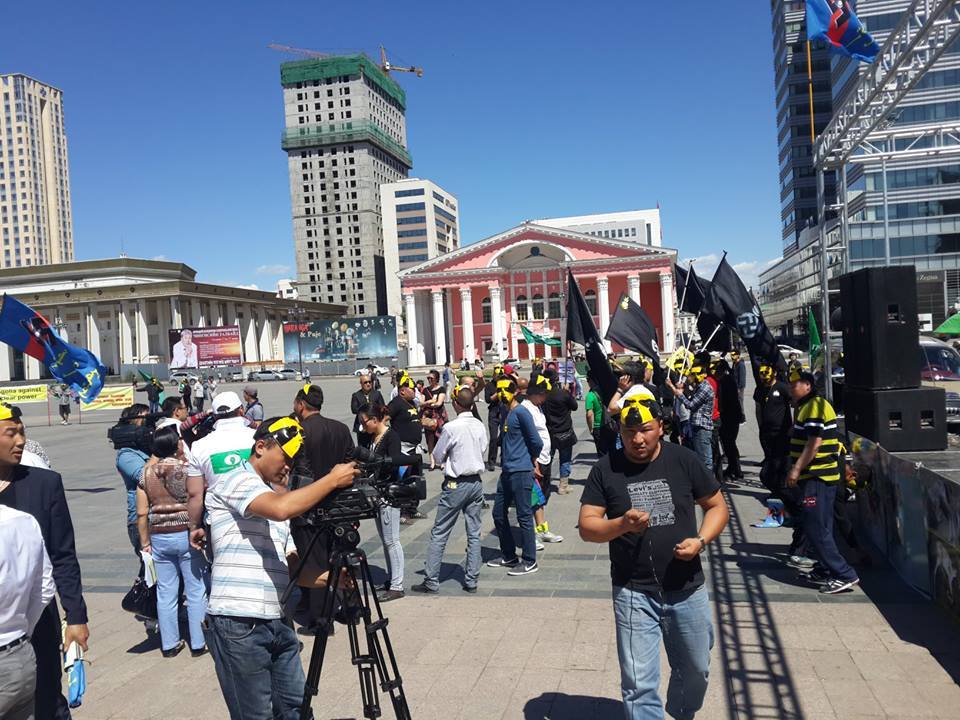 Эсэргүүцлийн цуглаан болж байна