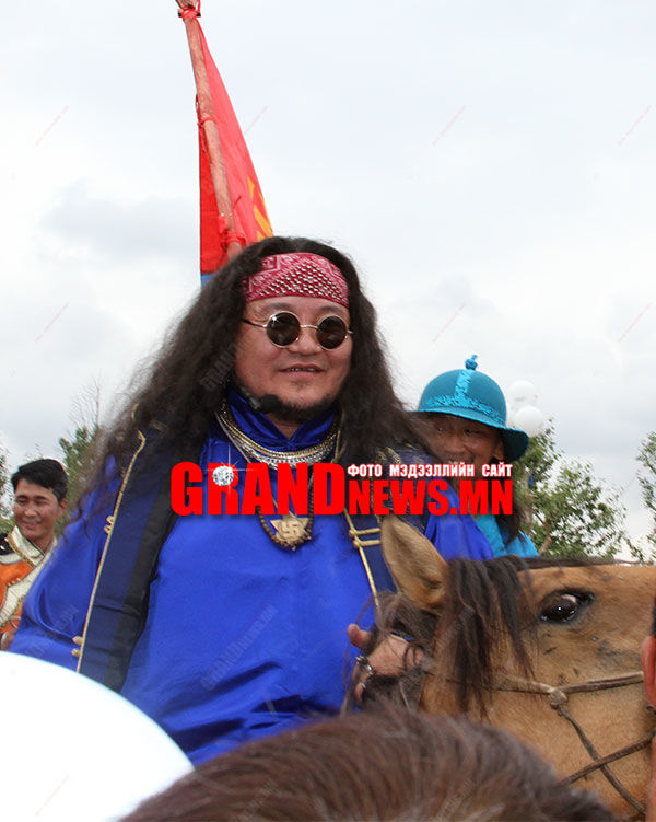 Хаана ч бөөрөнхий шил, алт мөнгөн гинжтэйгээ