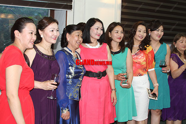 Гоо үзэсгэлэнгээ гэрэлтүүлсэн бүсгүйчүүд