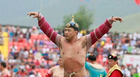 Дархан аварга А.Сүхбат зодоглож байна 