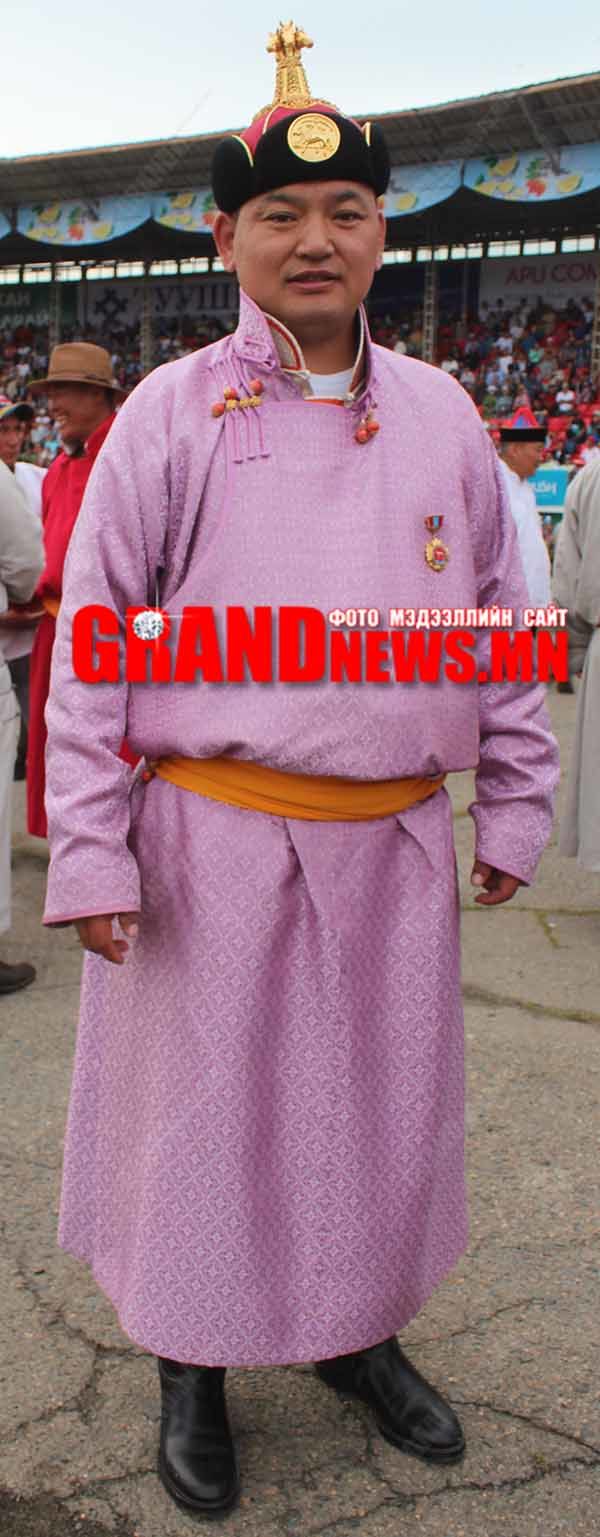 Монгол хүүг морьтой нь номхон зогсоосон Х.Бат-Эрдэнэ