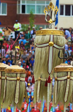 Наадам үзчихмээр л байна ш дээ!