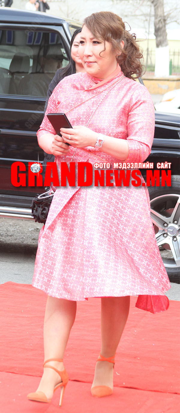 Навчаа хөөрөөд төрсөн өдрөө тэмдэглэнэ