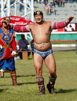 Г.Өсөхбаяр аварга айлуудад гэр бэлэглэжээ