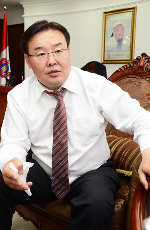 Г.Занданшатар “жиргэж” эхэлжээ