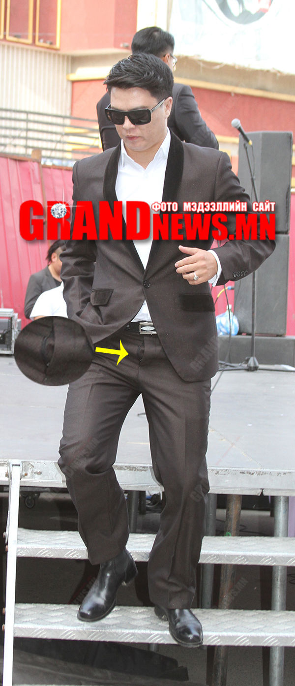 Дэлгүүр нь онгорхой A Cool  ам барив 