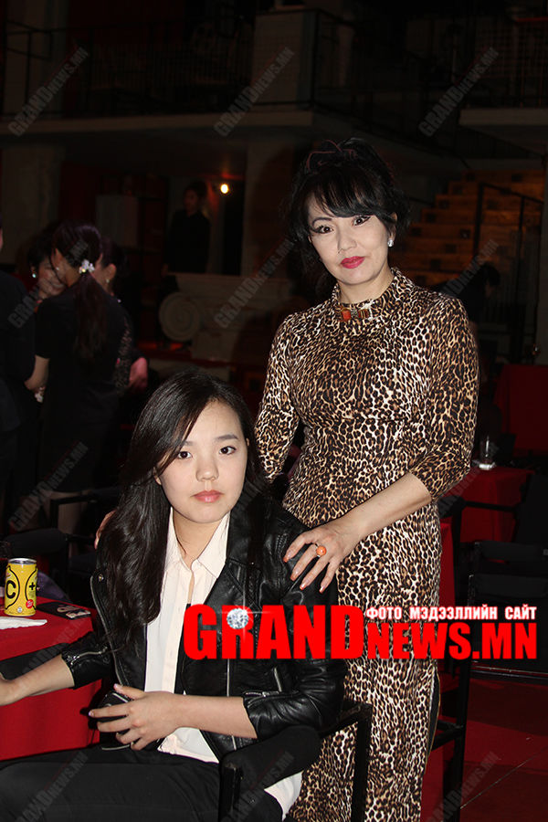 Н.Ганхуягийн загварлаг ikon 