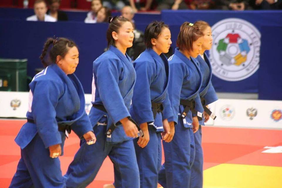 Солонгосчууд манайхнаас уучлал гуйлаа