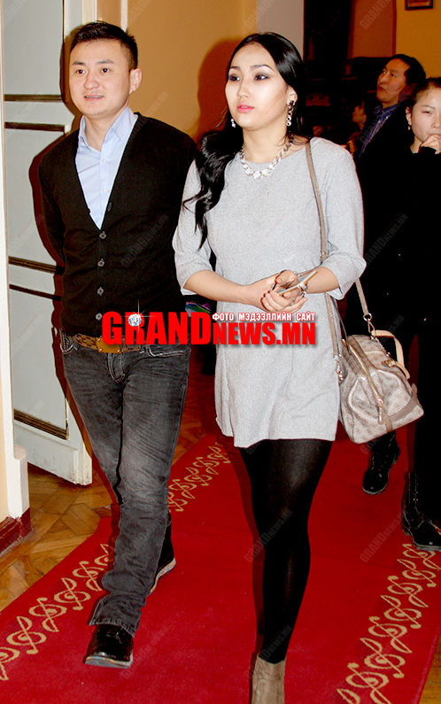 Шинэхэн од найз бүсгүйгээ танилцууллаа