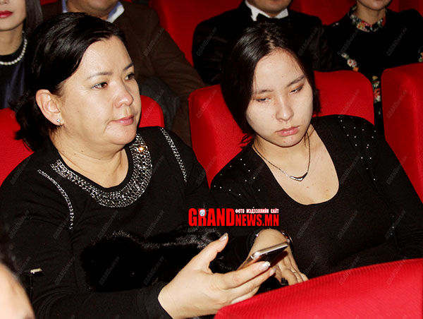 Хүрлээгийн эхнэр бага охинтой танилц