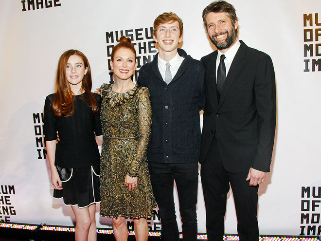 Сайхан инээмсэглэлтэй гэр бүл