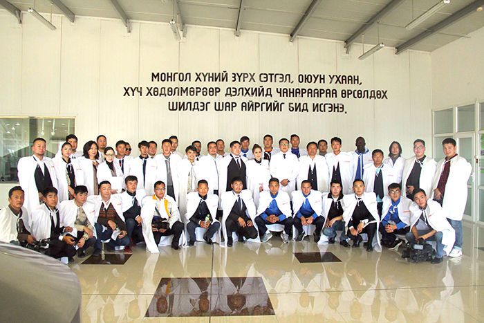 МУ-ын хөлбөмбөгийн спортын алтан түнш Арвайн Үндэс компани...