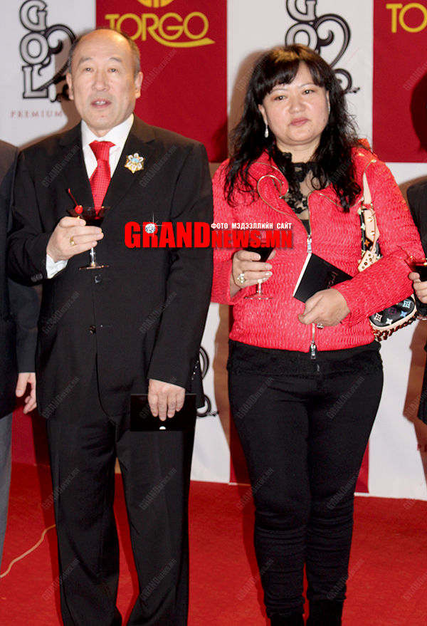 “Алко”-гийн брэндлэг хатагтай 120,000 доллараар байгалийн алмаз авч, бэл нүнжгээ гайхуулав