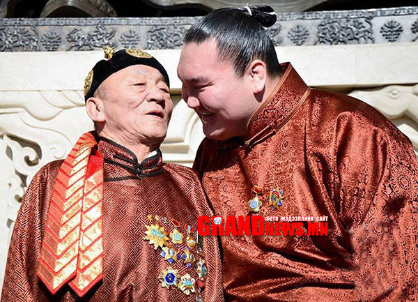 Аав хүү Хөдөлмөрийн баатарууд анх удаа