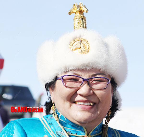 Цул алтаар бүрсэн хатагтай  