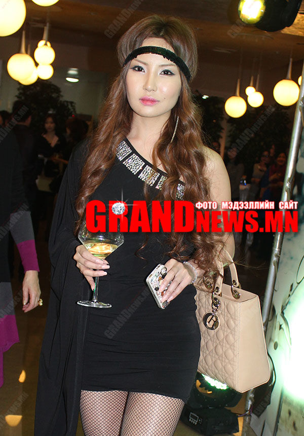 Үзэсгэлэнт эгч дүүс