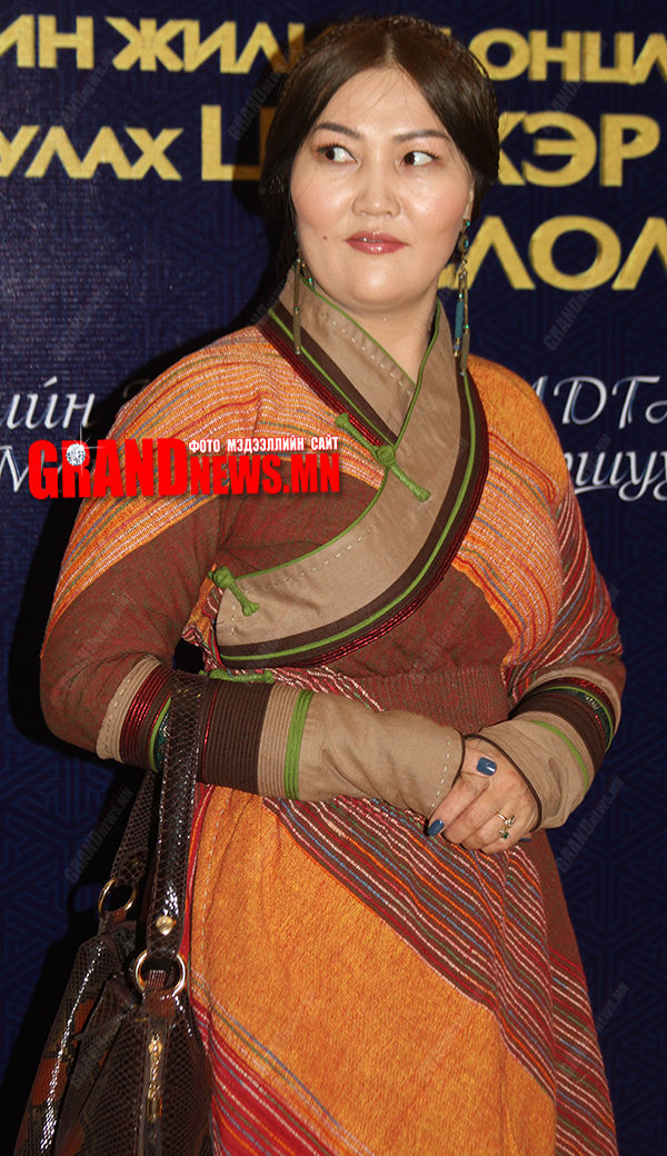 С.Жавхлан ингээд л оёдолчингоо голчих юмуу?