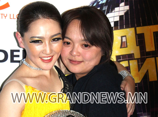 Дуучин BX биш эхнэр нь тодрох цагаар