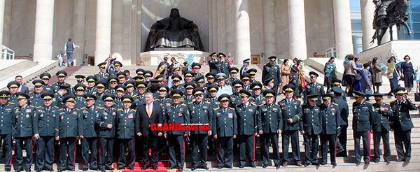 Генералууд Чингисийн талбайг чимлээ