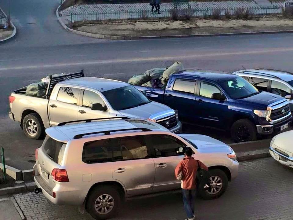 С.Жавхлан түймэрт өртөгсдөд тусалж явна