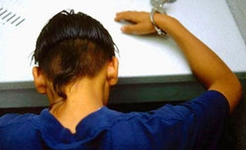 Хоёр эмэгтэйг зэрлэгээр хөнөөсөн хэрэгтэнг шүүж байна