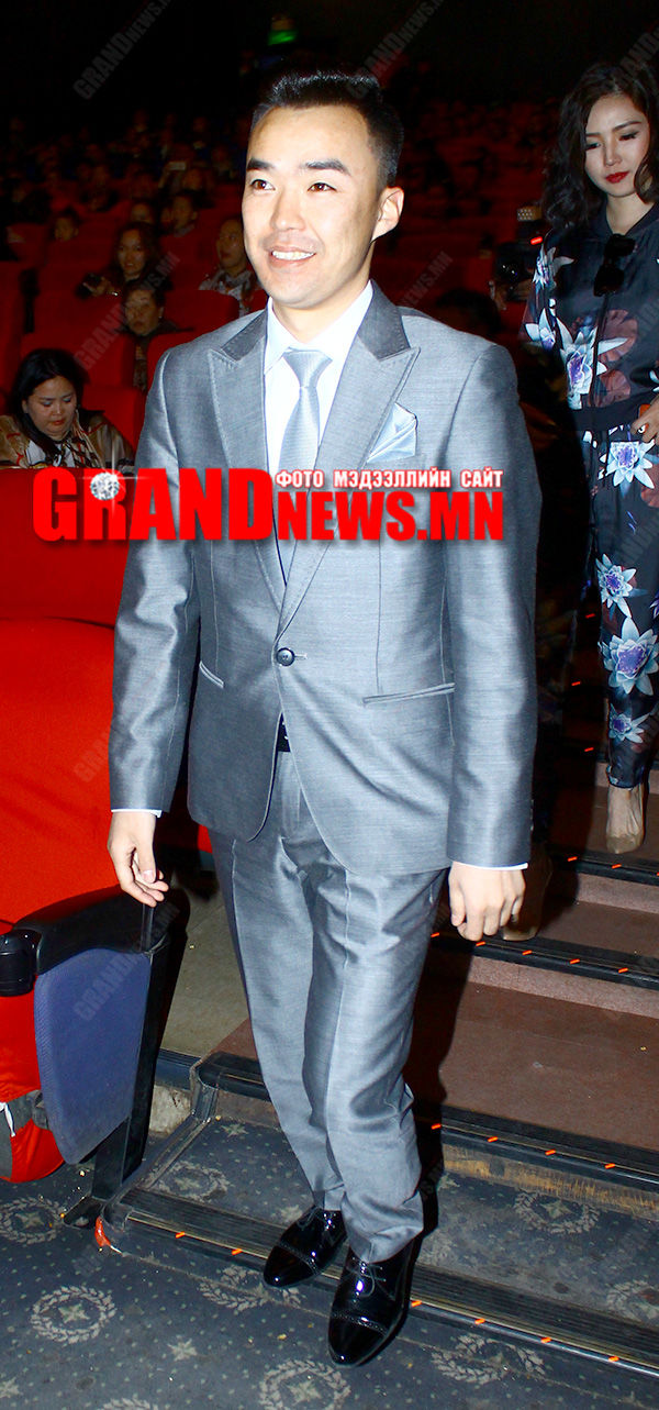 Жүжигчин Г.Эзэнмөнх бүгдийг амжуулж байна даа...