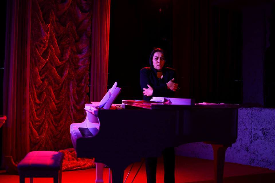 ”Моно жүжиг жүжигчин хүнээс их л хүч шаарддаг”