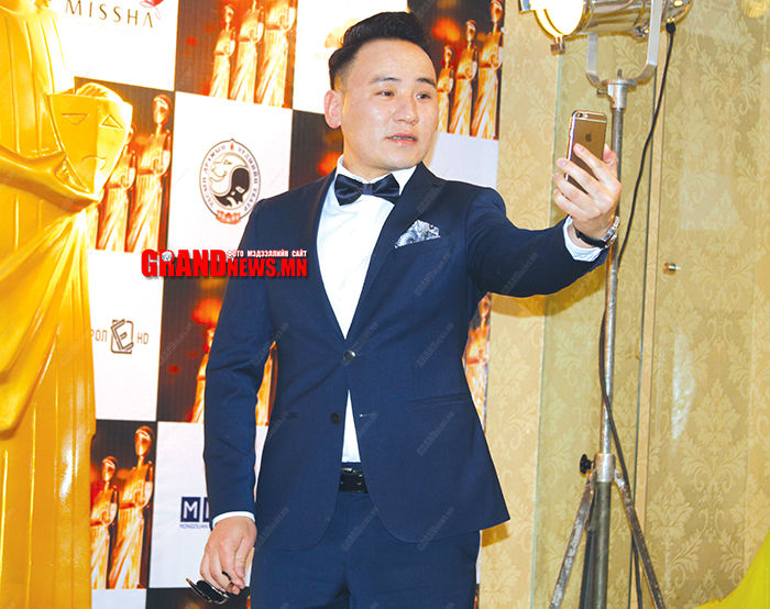 Дээдсийн дуучин юмуу, залуу нь юм уу?