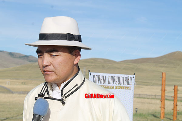  Д.Намсрайноров Сарны саруултайд болзов