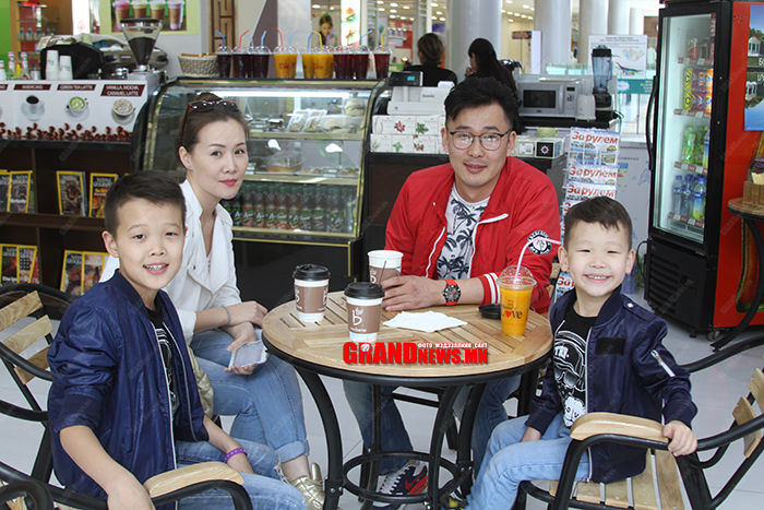 Хөгжилтэй гэр бүл