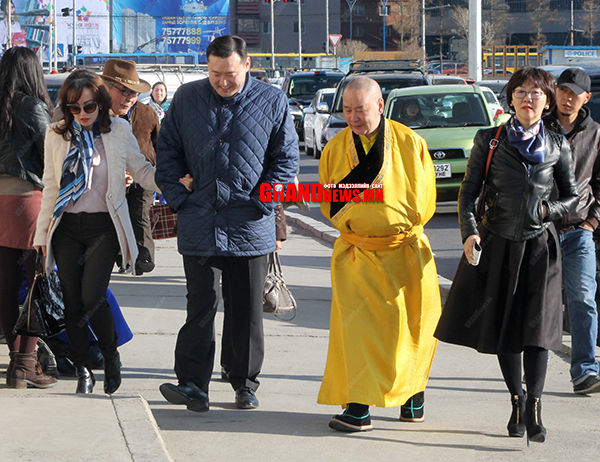 Хамбын гэрийг гийгүүлэгчид