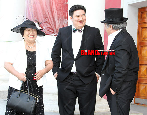 Хааны алба халаатай