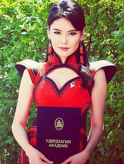 Алтны магнатын мисс хатад эрдэмд шамдаж эхэллээ