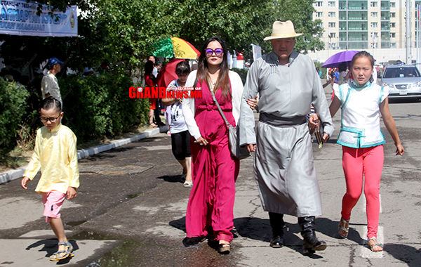 Эрхэмээгийн арми дайраад!