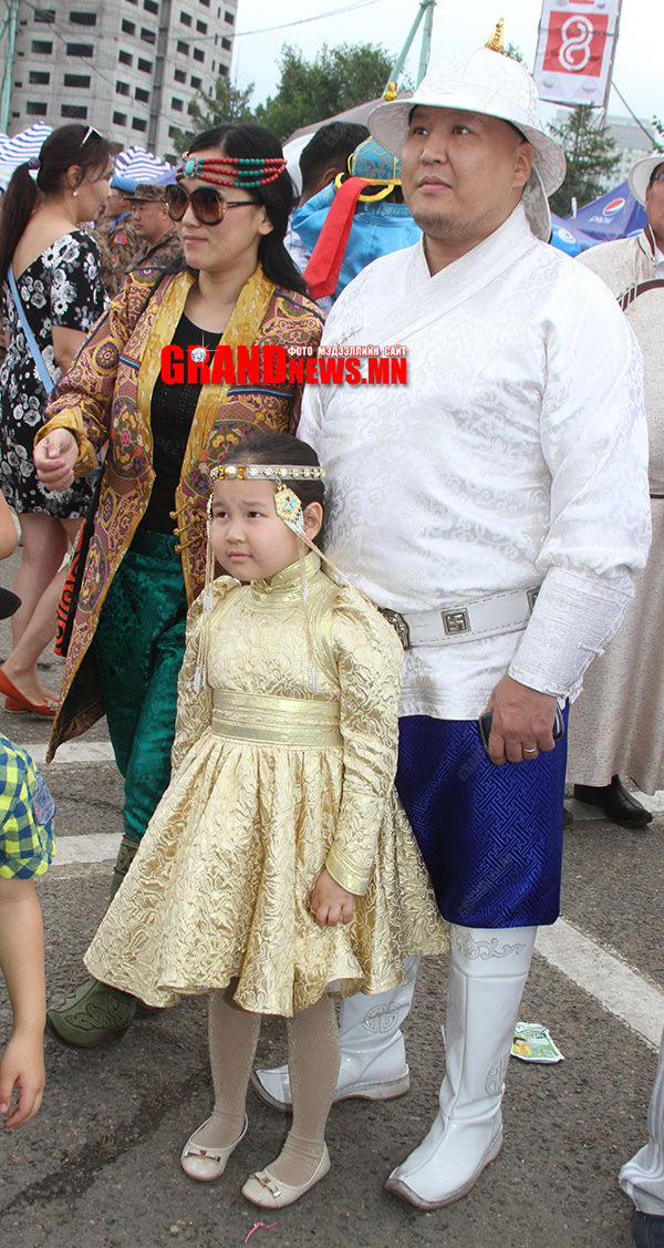 Дээгий дээлнийхээ загварыг өөрөө гаргадаг уу?