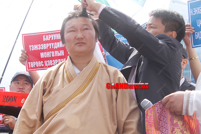  МУГЖ С.Жавхлан үсээ хусаж эсэргүүцлээ илэрхийллээ 