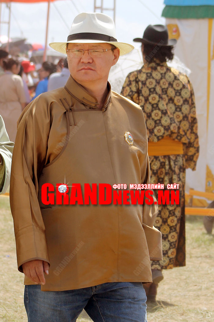 Улс төрчдийг “шанаадсан” хүү