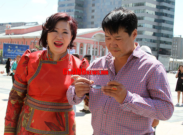 Жүжигчин Г.Золбоот давхараа оёулсан уу?