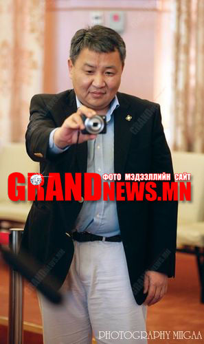 Шинэхэн халаатаа өмсөөрэй, ширээний бүтээлгээ дэвсээрэй