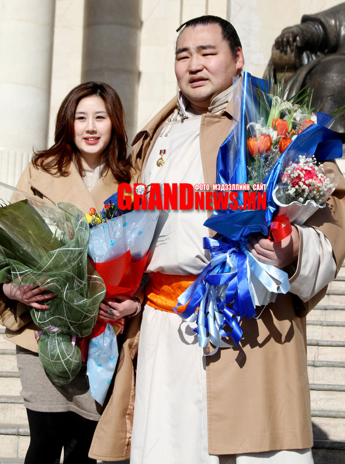 Эхнэрээсээ долоон насаар ах Их аварга