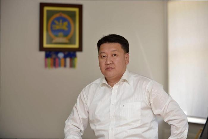 Дарханд хэн хүч  үзэх вэ? 